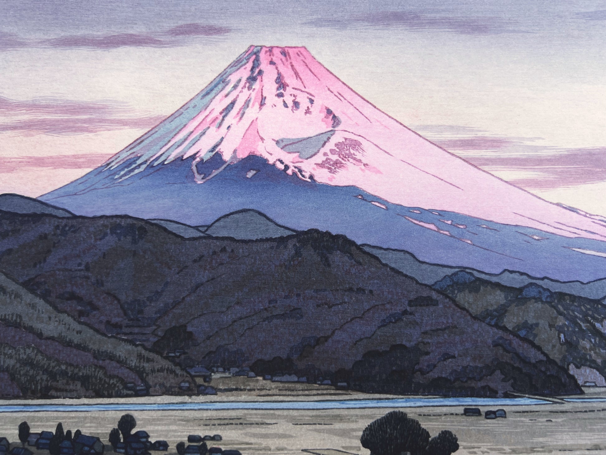estampe japonaise Mont Fuji, lumière rose du matin, gros plan sur le Fuji rose
