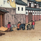 Enfants qui jouent, chemises colorées, homme qui se promène, rue japonaise, bûches. 