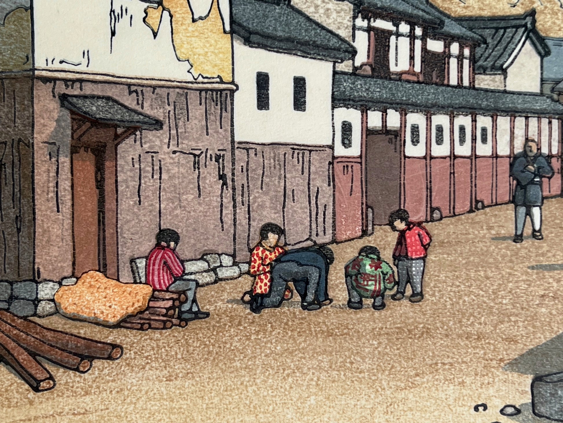 Enfants qui jouent, chemises colorées, homme qui se promène, rue japonaise, bûches. 