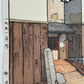 Village à Harima, coin inférieur gauche, date et titre en japonais, titre en anglais, bâtiment japonais.