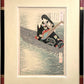 Estampe japonaise de yoshitoshi femme aux longs cheveux, en kimono noir à motif et obi rouge,  tenant un luth sur une barque, encadrée avec un cadre noir à angle rouge chine et bagues or