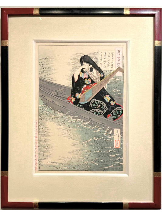 Estampe japonaise de yoshitoshi femme aux longs cheveux, en kimono noir à motif et obi rouge,  tenant un luth sur une barque, encadrée avec un cadre noir à angle rouge chine et bagues or