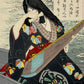 Estampe japonaise de yoshitoshi femme en kimono noir joueuse de luth sur une barque essuyant ses larmes