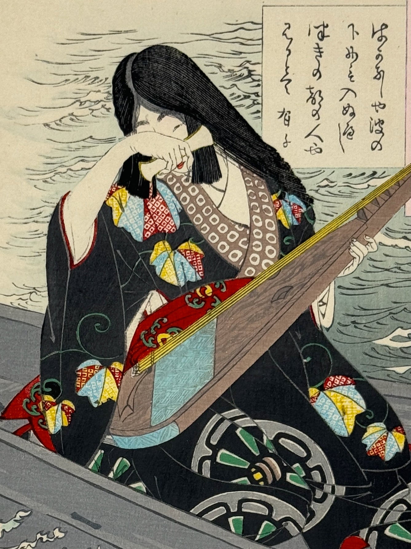 Estampe japonaise de yoshitoshi femme en kimono noir joueuse de luth sur une barque essuyant ses larmes