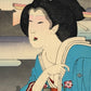Estampe japonaise de yoshitoshi femme quartier théatre geisha kimono bleu fleurs roses manches rouge silhouettes grises, visage courtisane