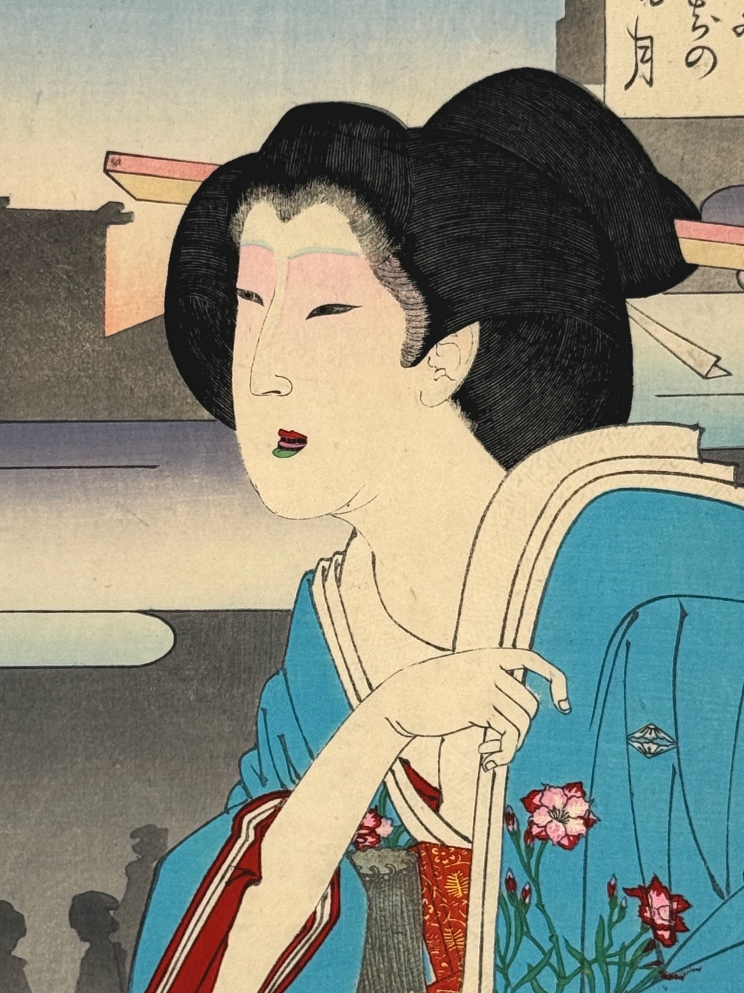 Estampe japonaise de yoshitoshi femme quartier théatre geisha kimono bleu fleurs roses manches rouge silhouettes grises, visage courtisane
