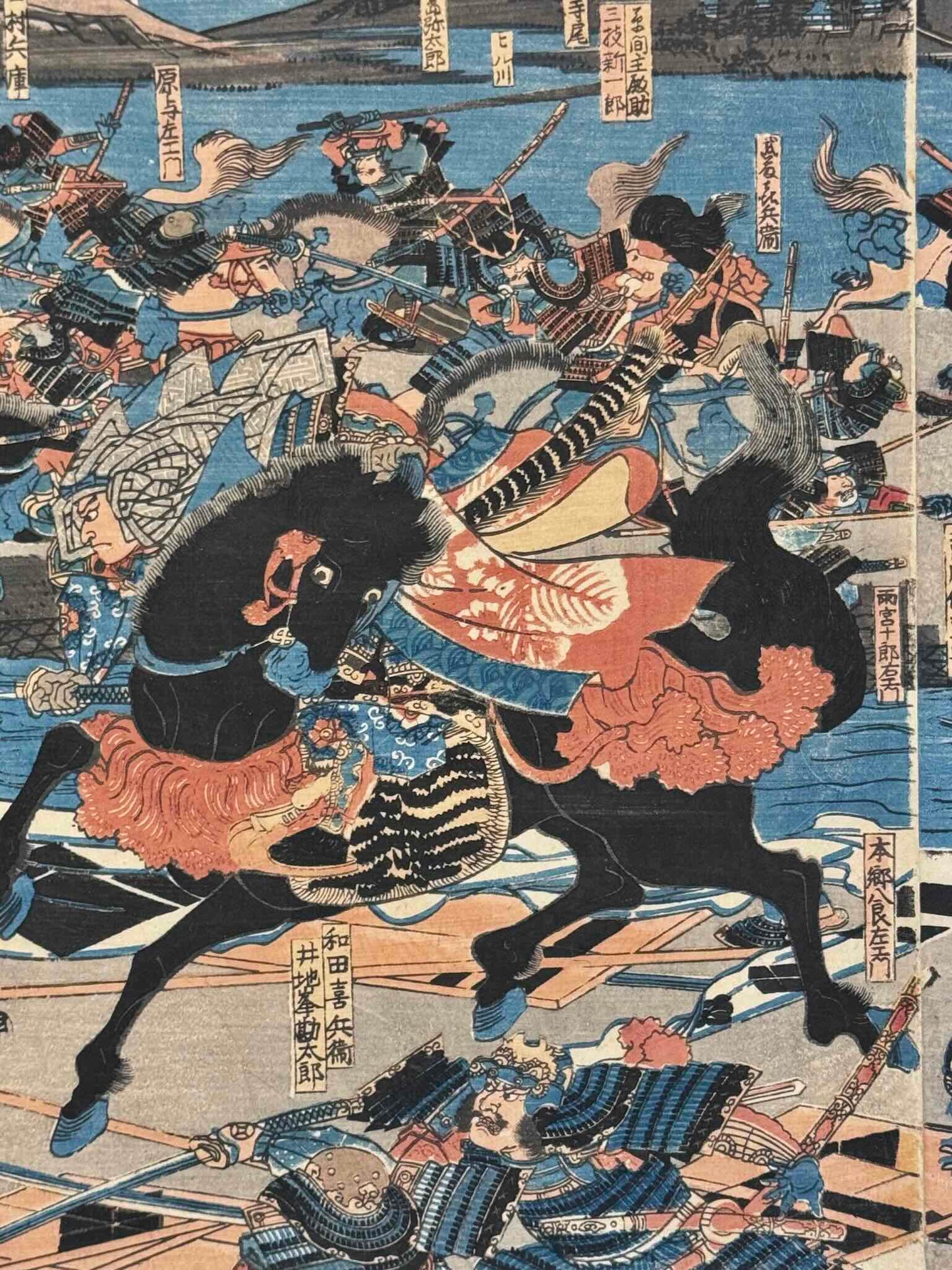 Estampe Japonaise triptyque de Yoshitora représentant les guerriers des clans Takeda et Uesugi s'affrontant pendant la bataille de Kawanakajima, détail de Uesugi Kenshin