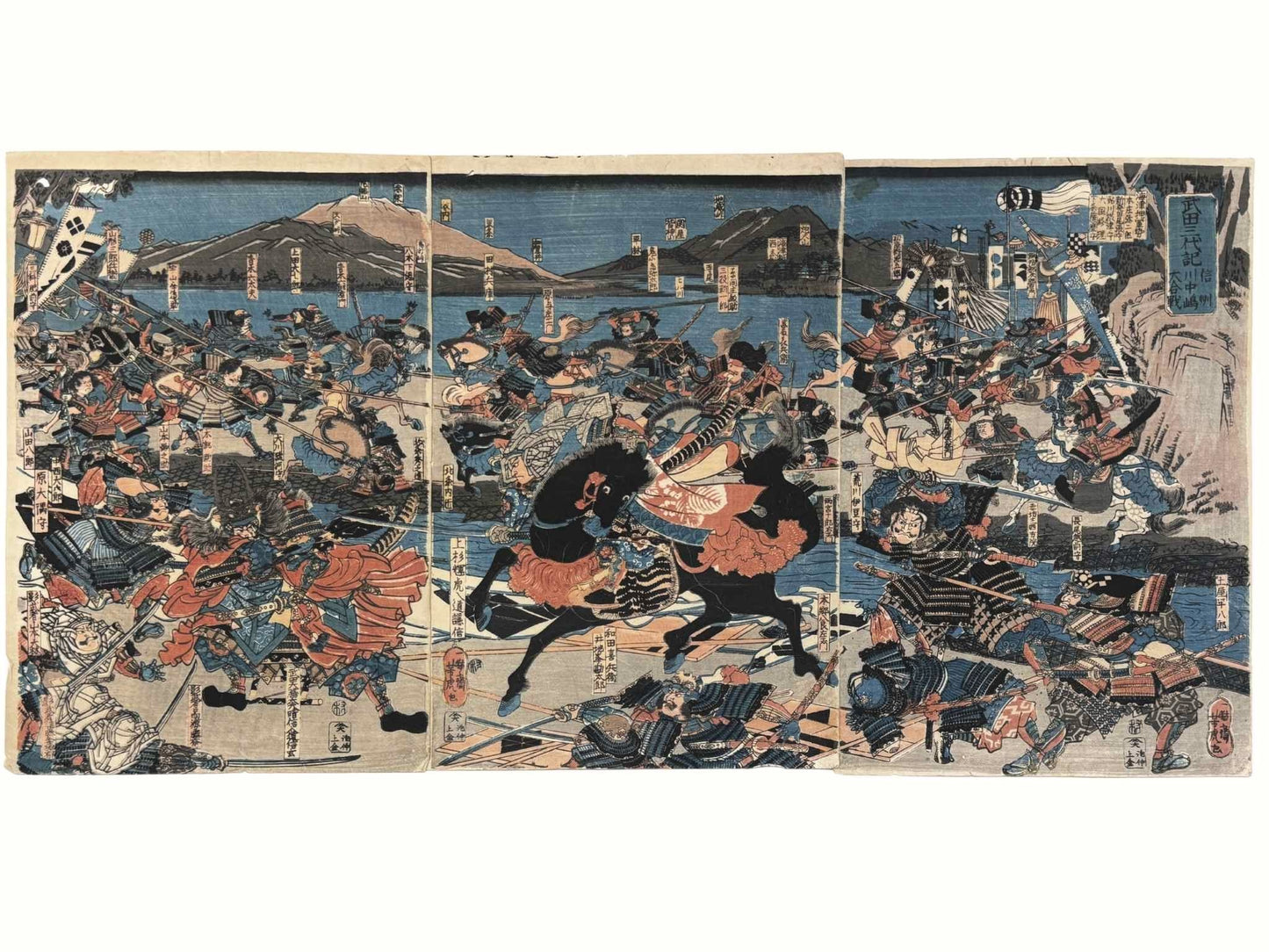 Estampe Japonaise triptyque de Yoshitora représentant les guerriers des clans Takeda et Uesugi s'affrontant pendant la bataille de Kawanakajima
