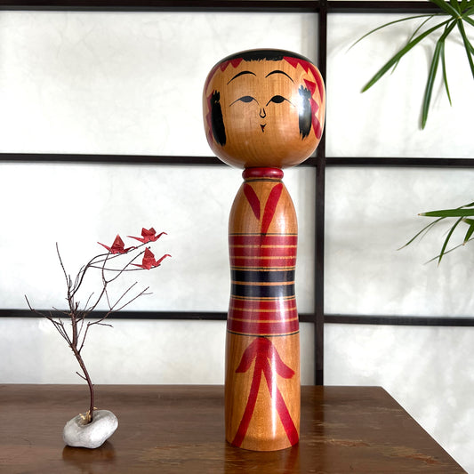 kokeshi poupee japonaise traditionnelle en bois rayé rouge et noire style Yajiro