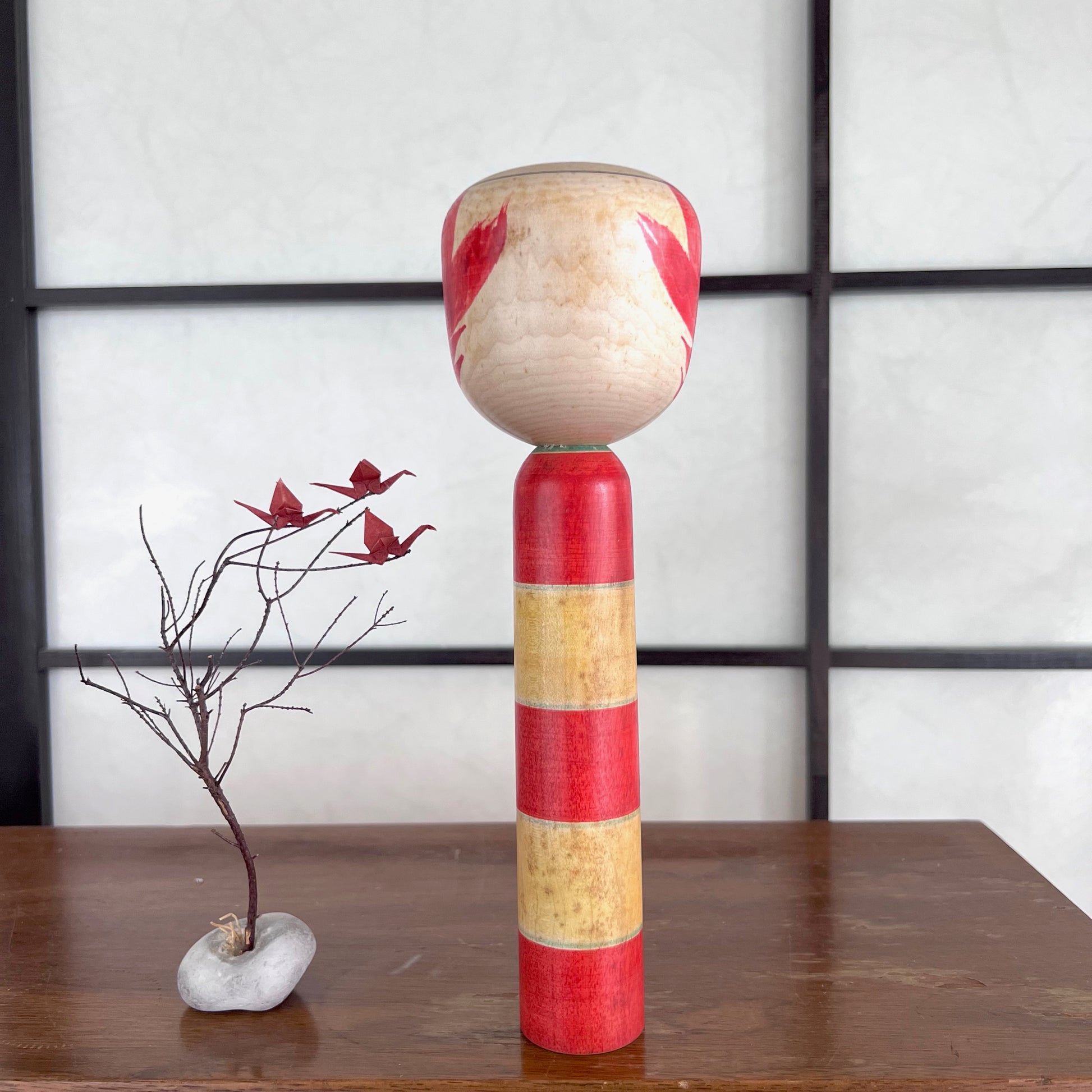 kokeshi traditionnelle bois bandes jaunes et rouges de dos