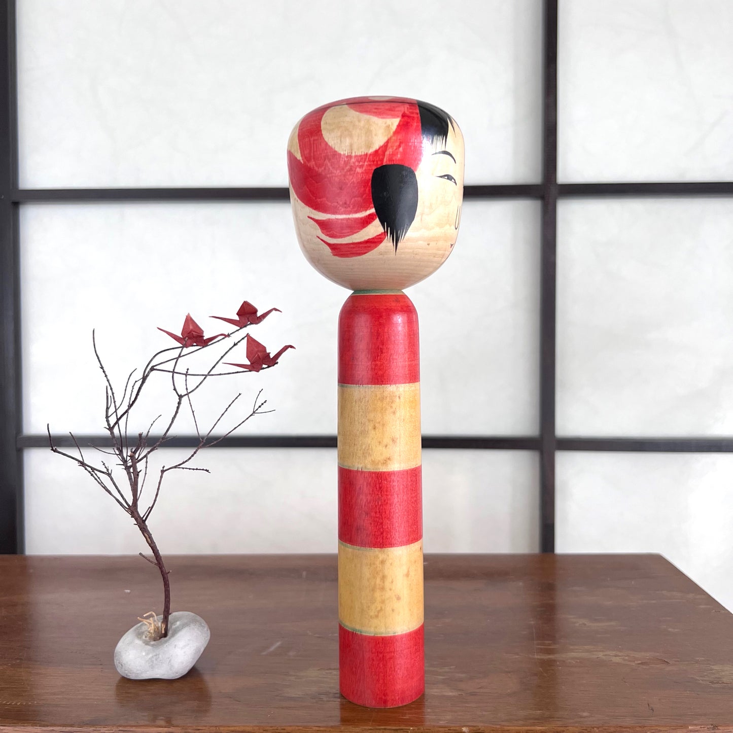 kokeshi traditionnelle bois bandes jaunes et rouges profil