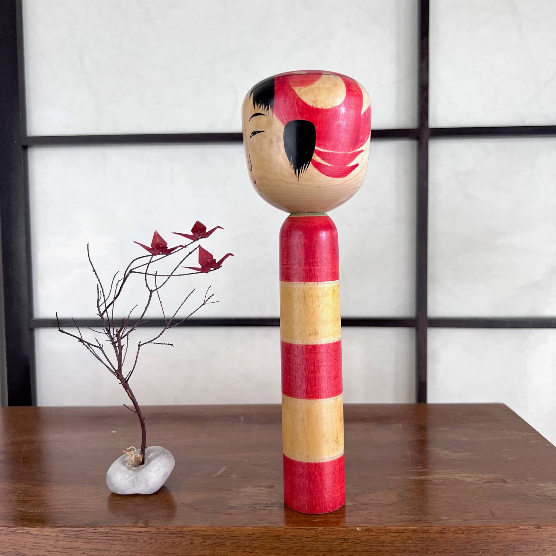 kokeshi traditionnelle bois bandes jaunes et rouges profil gauche