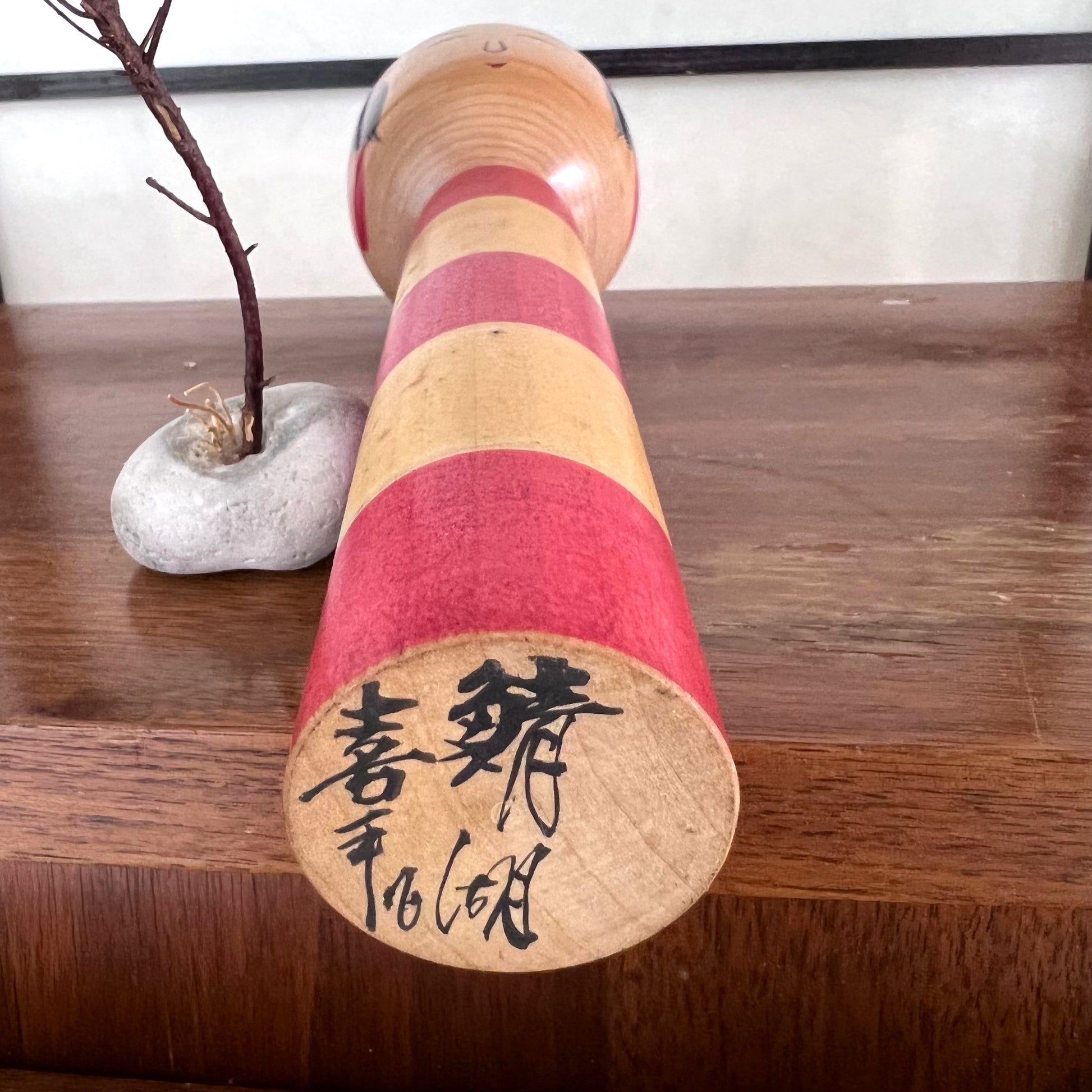 kokeshi traditionnelle bois bandes jaunes et rouges dessous