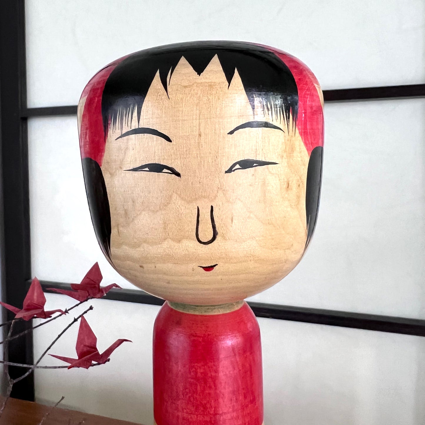 kokeshi traditionnelle bois bandes jaunes et rouges tête