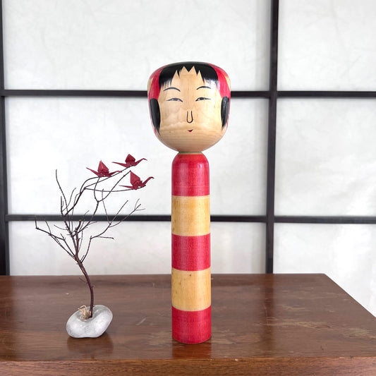 kokeshi traditionnelle bois bandes jaunes et rouges