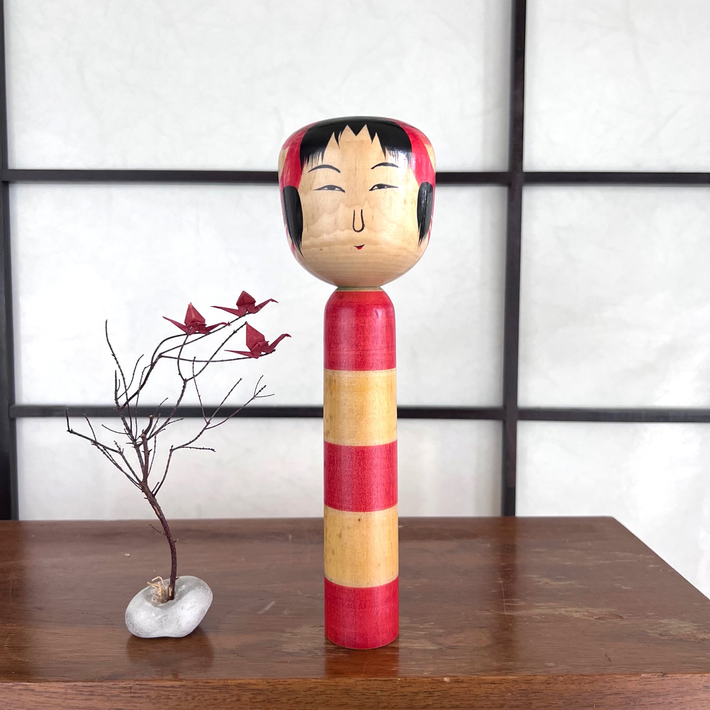 kokeshi traditionnelle bois bandes jaunes et rouges