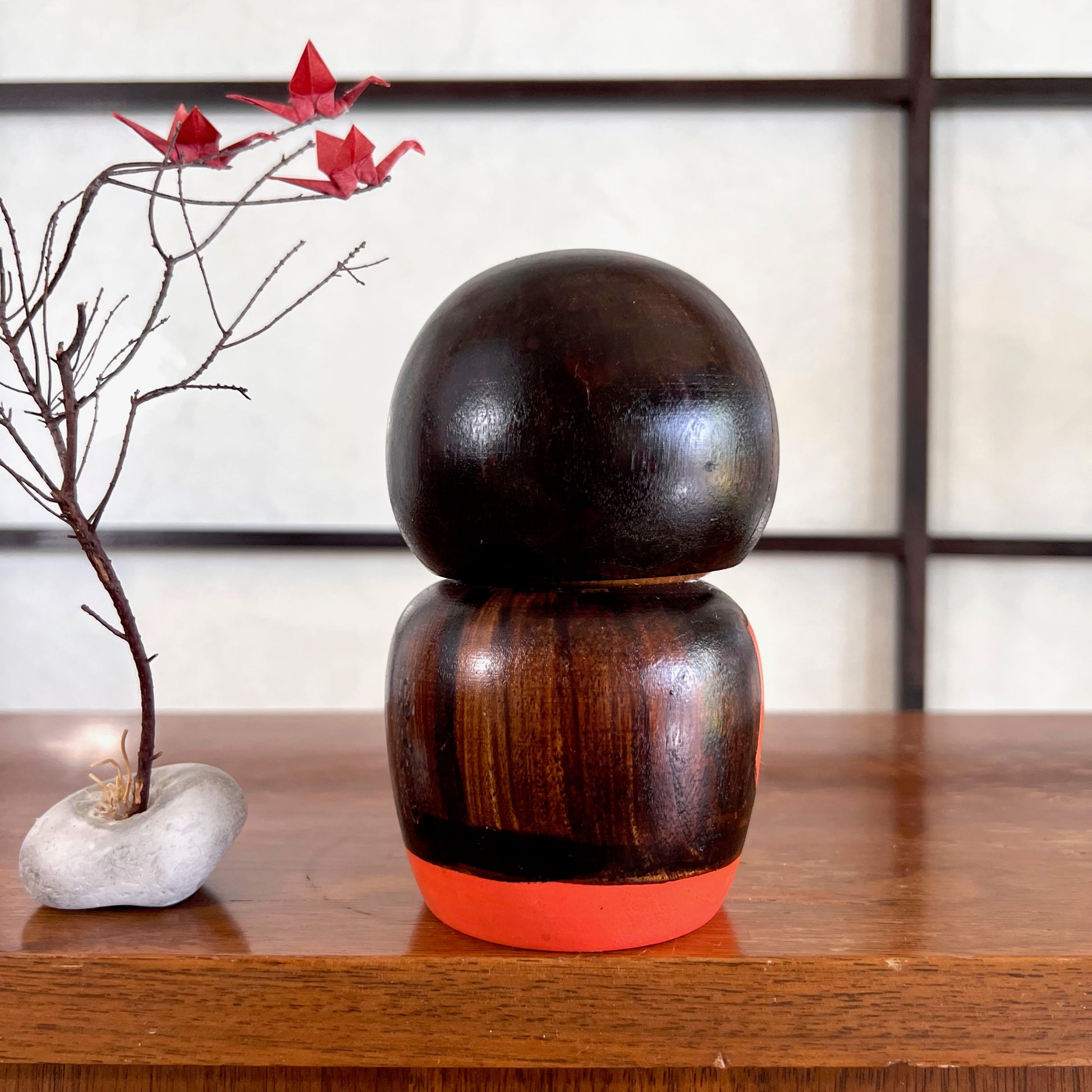 kokeshi créative Kazuo Tamamizawa kimono noir et orange, fleur de cerisier