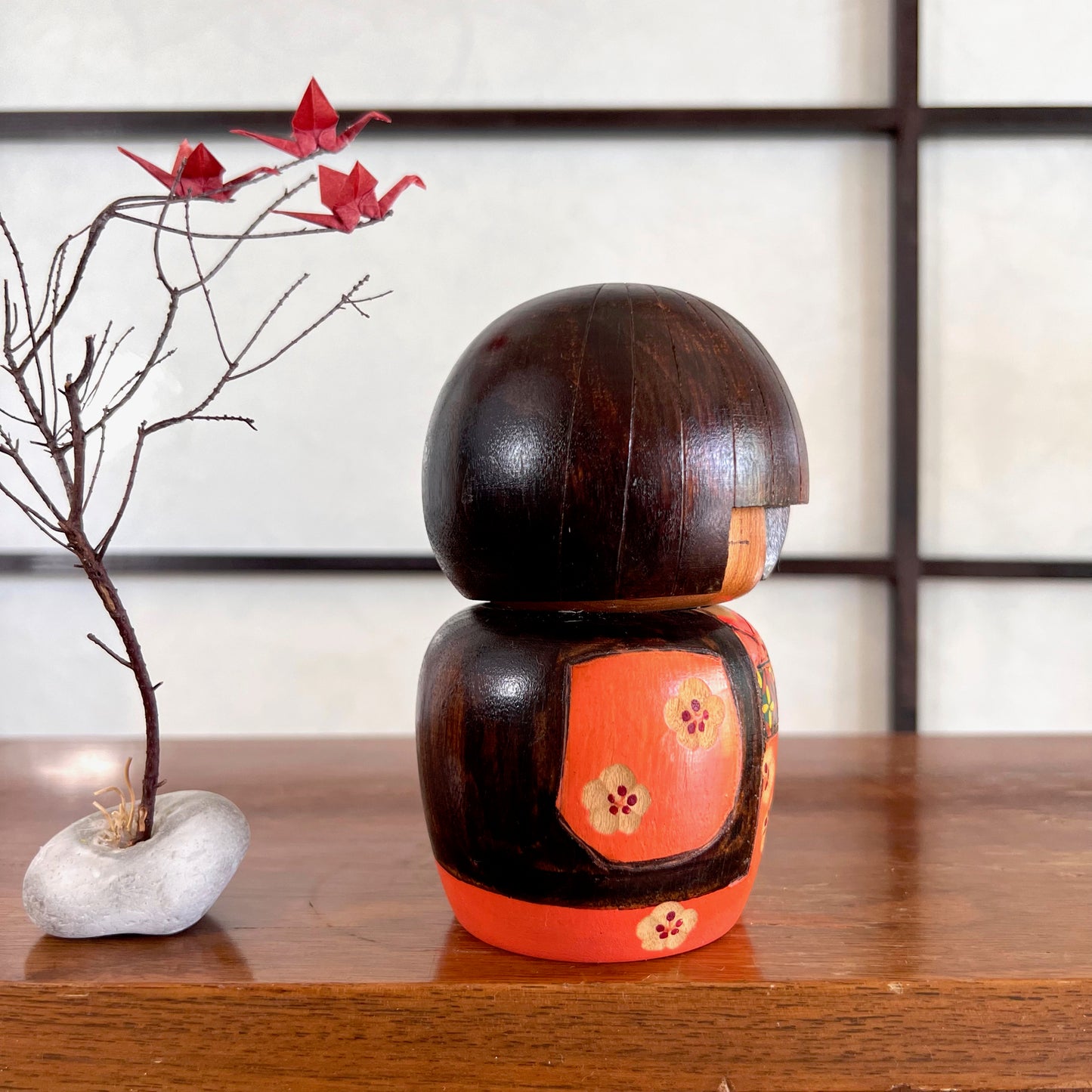 kokeshi créative Kazuo Tamamizawa kimono noir et orange, fleur de cerisier