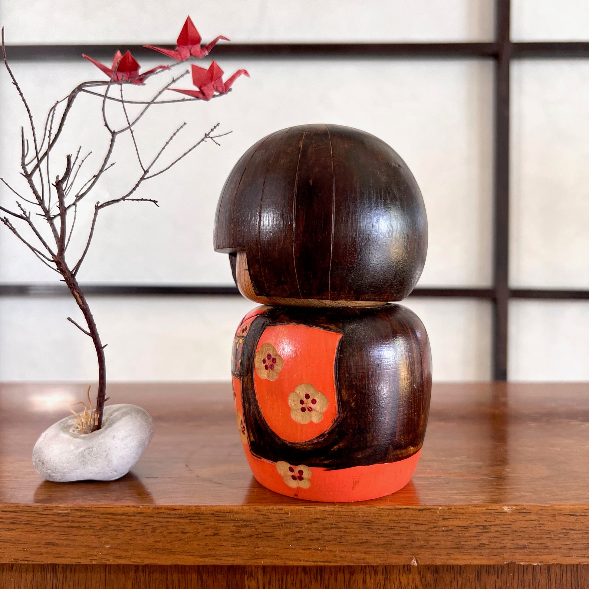 kokeshi créative Kazuo Tamamizawa kimono noir et orange, fleur de cerisier