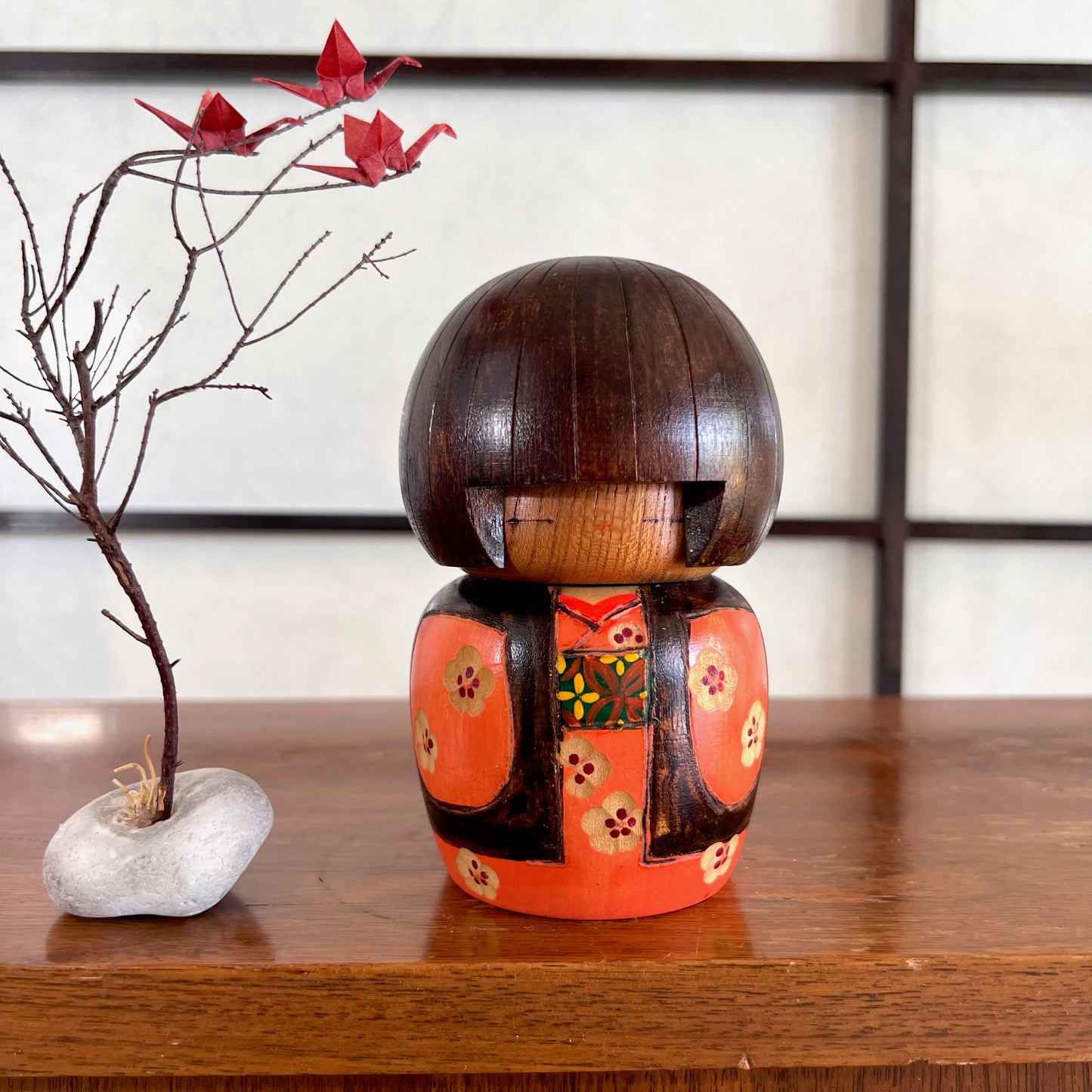 kokeshi créative Kazuo Tamamizawa kimono noir et orange, fleur de cerisier
