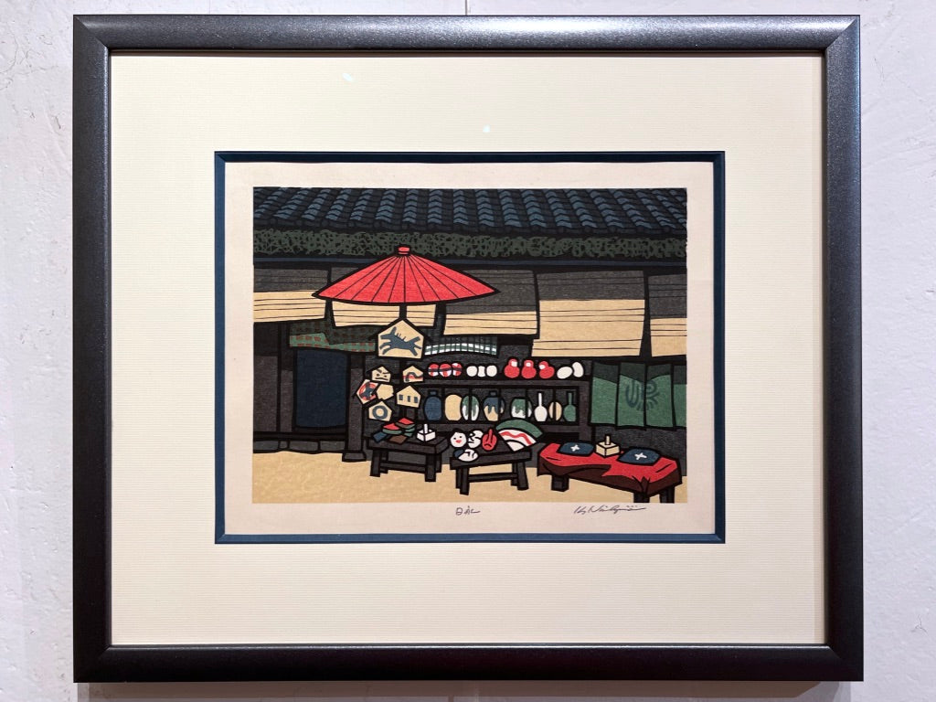 estampe japonaise contemporaine de Nishijima encadrée avec cadre gris argenté , la devanture d'une boutique de souvenirs