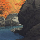 estampe japonaise paysage riviere dont le bleu contraste avec les orangés des arbres à l'automne