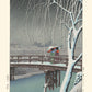 estampe japonaise paysage hiver, deux femmes sous des parapluies traversent un pont sous la neige
