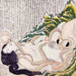estampe japonaise une pieuvre entoure une femme nue allongée avec ses tentacules et lui donne du plaisir, sa bouche collée sur le sexe de la femme