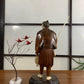 Okemono, statuette traditionnelle japonaise en bois et voir, pêcheur tant dans sa main des poissons