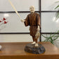 Okemono, statuette traditionnelle japonaise en bois et voir, pêcheur tant dans sa main des poissons