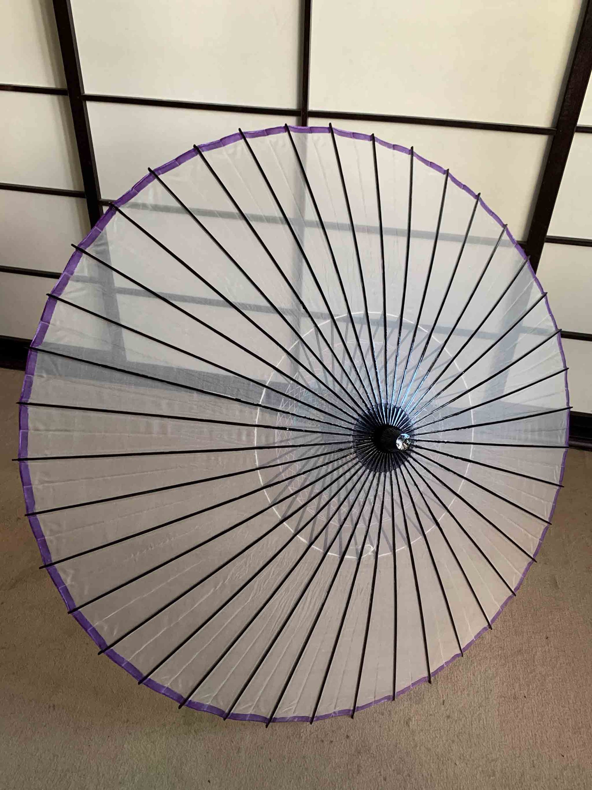 Parapluie traditionnel japonais kyowagasa en tissu transparent et bordures voilettes