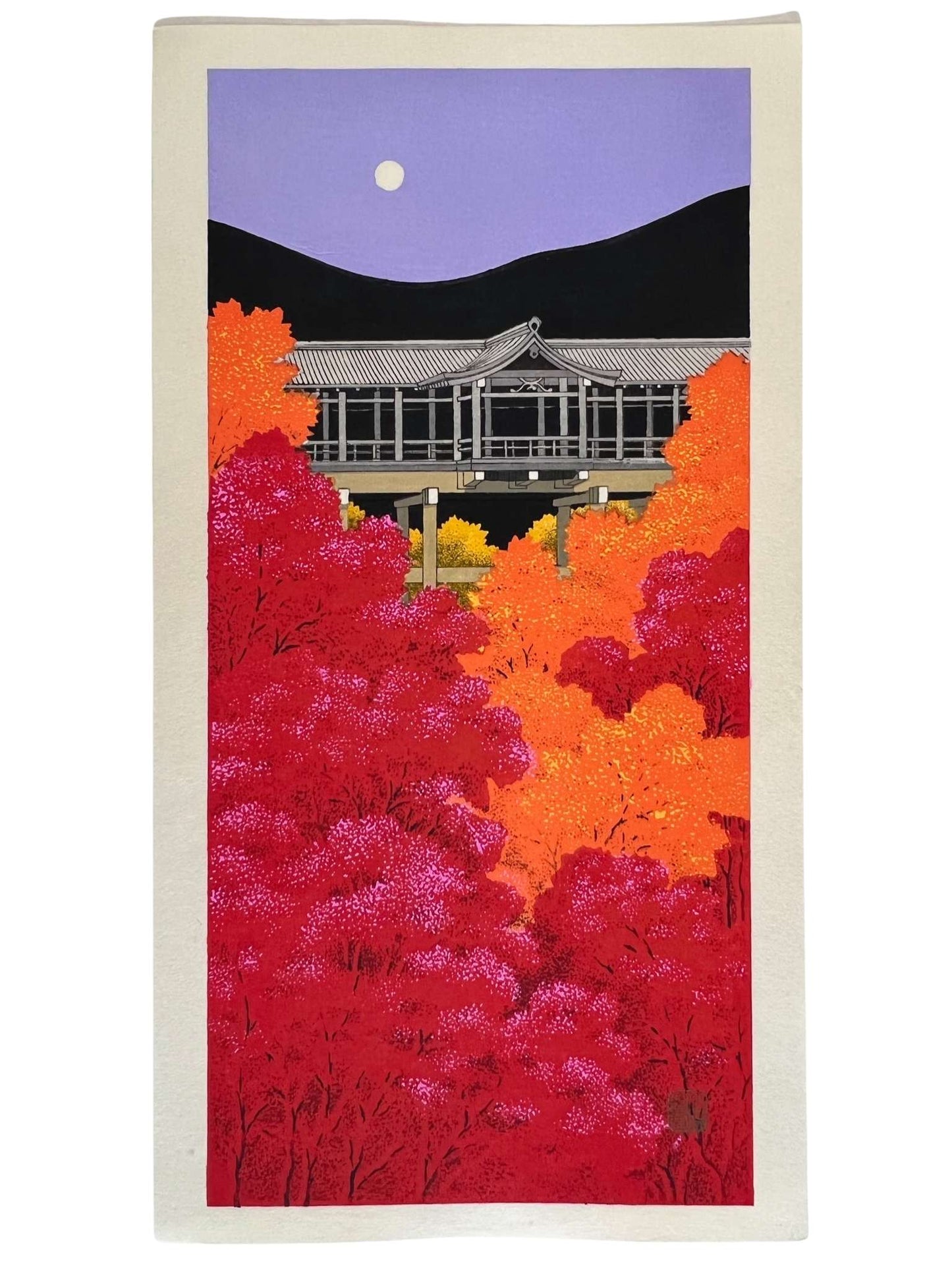 Estampe Japonaise contemporaine de Teruhide Kato Temple Tofuku derriere les érables rouges et oranges à l'automne, la pleine lune dans un ciel violet
