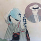 Estampe japonaise femme replaçant son foulard bleu sur la tête, portrait d'homme en chapeau dans un cartouche rond, la regardant