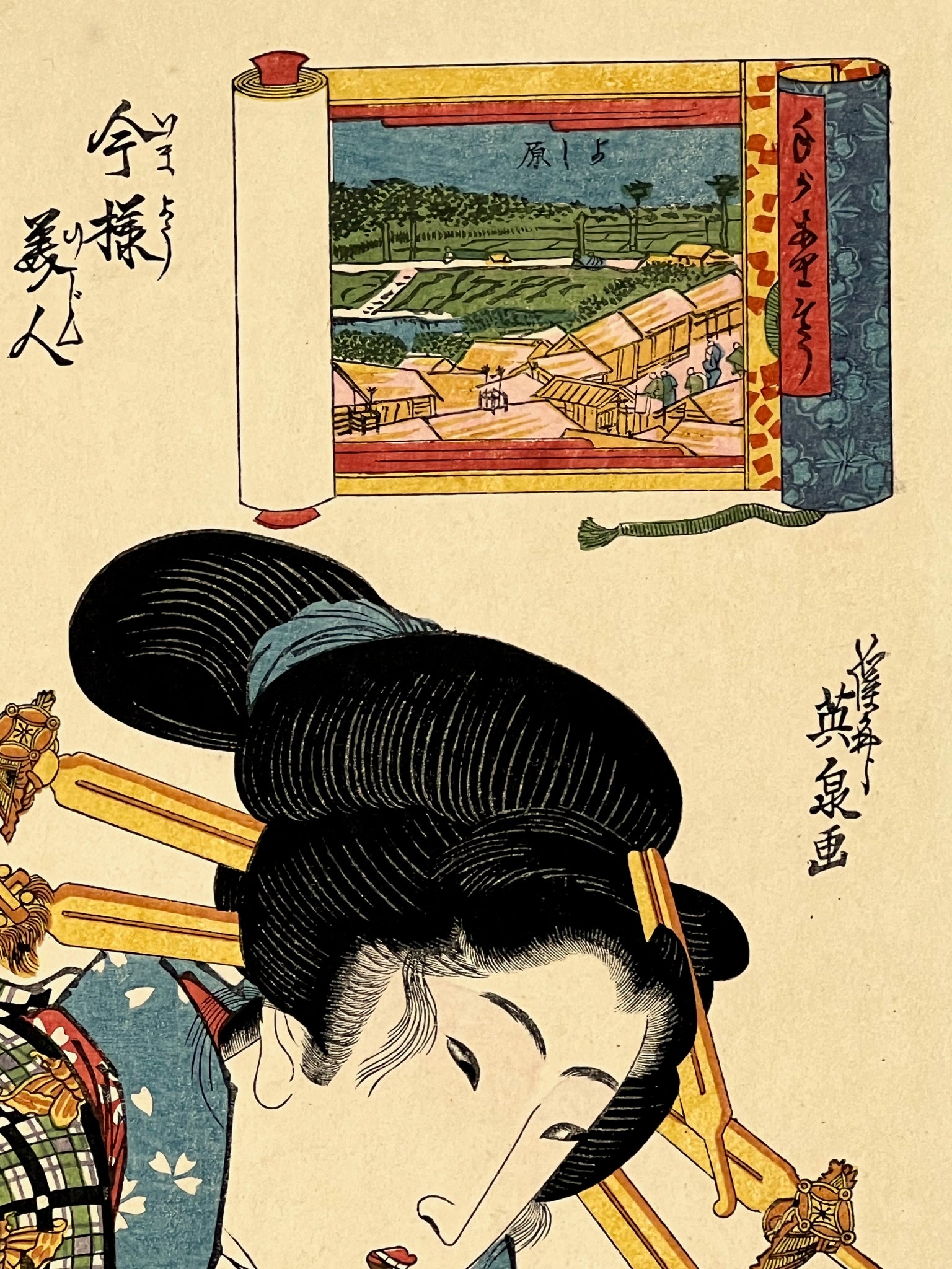 estampe japonaise geisha avec longues épingles dans les cheveux, dans un cartouche le quartier du Yoshiwara, gros plan sur le paysage dans le cartouche, et texte en japonais