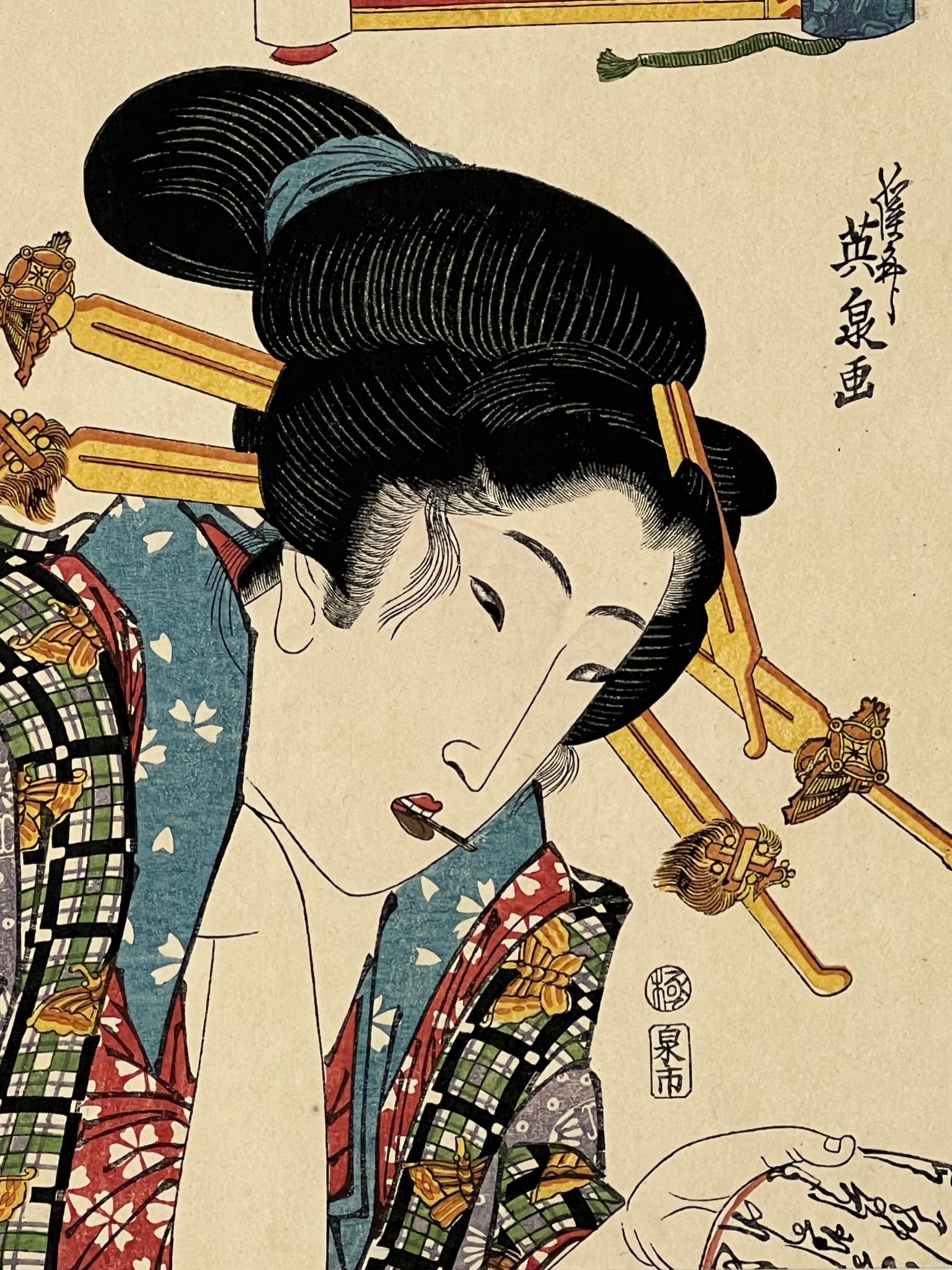 estampe japonaise geisha avec longues épingles dans les cheveux, dans un cartouche le quartier du Yoshiwara, gros plan sur le visage