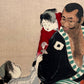 estampe japonaise un homme porte un enfant sur son dos, un autre enfant lui tendant un champignon, gros plan sur le visage foncé de l'homme et les enfants