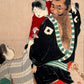 estampe japonaise un homme porte un enfant sur son dos, un autre enfant lui tendant un champignon, gros plan sur l'homme au kimono noir