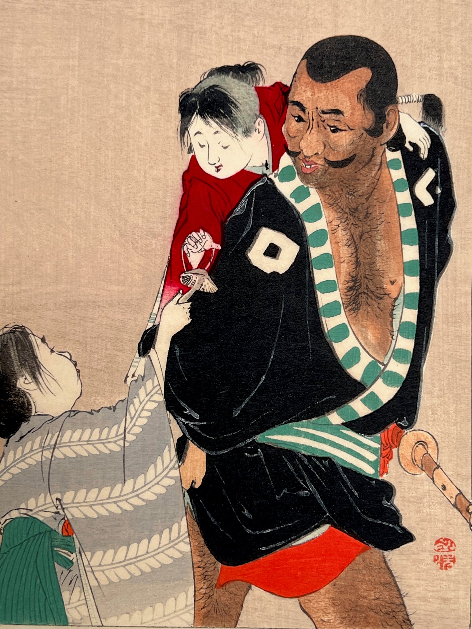 estampe japonaise un homme porte un enfant sur son dos, un autre enfant lui tendant un champignon, gros plan sur l'homme au kimono noir