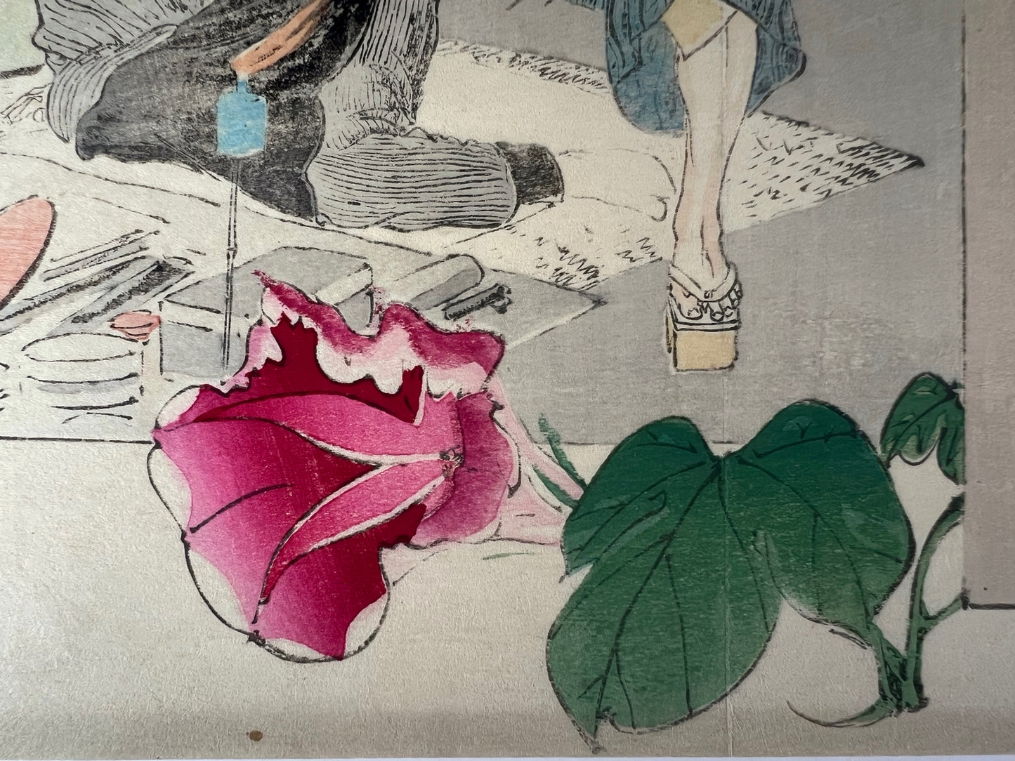 Estampes Beauté, le samouraï avec un sabre toisant un artisanet l'artisan, une fleur rouge en premier plan, gros plan sur la fleur rouge