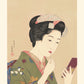 estampe japonaise femme se mettant de rouge à levres face a un petit miroir de poche