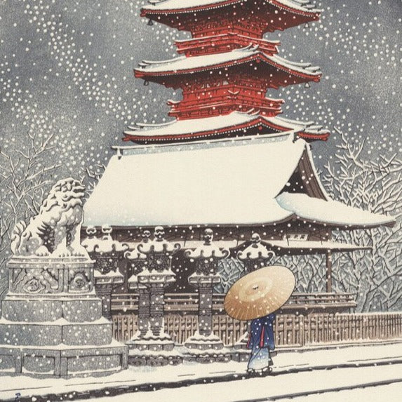 estampe japonaise un personnage sous un parapluie sous la neige passant devant le temple Toshogu