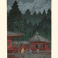 estampe japonaise personnage en ciré jaune marchand sous la pluie devant en temple rouge, à la tombée de la nuit