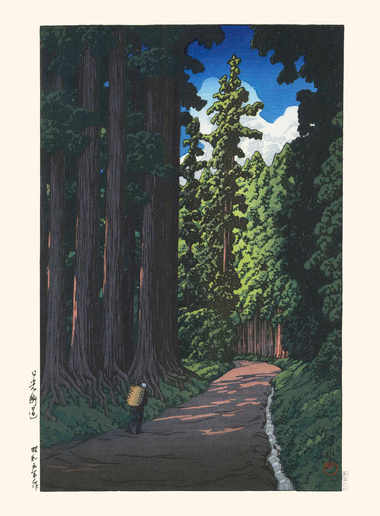 estampe japonaise de hasui personnage chargé d'un panier en osier sur son dos poursuit son chemin dans une foret de pin