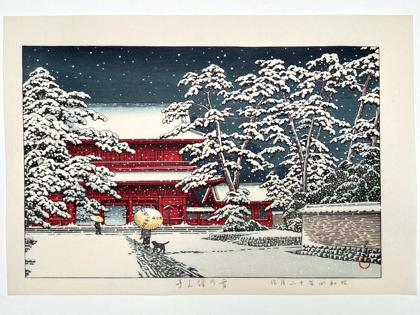 estampe japonaise la neige tombe la nuit sur le temple rouge