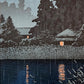estampe japonaise de Hasui kawase la pluie sur le lac de Omiya la nuit, les chaumières éclairées