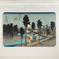 estampe japonaise de Hiroshige, des voyageurs sur la route du Tokaido arrivent au village de Nemazu, sous une nuit de pleine lune, avec le passe-partout d'origine