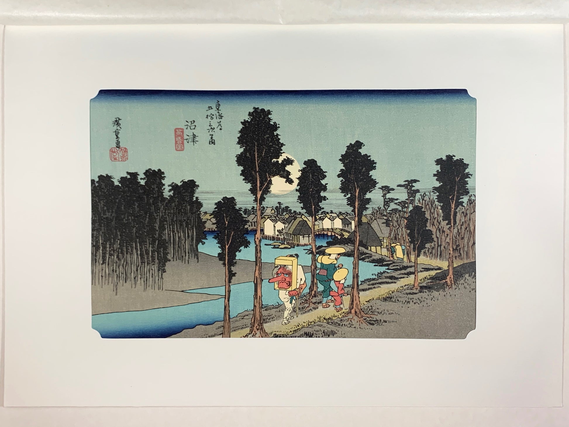 estampe japonaise de Hiroshige, des voyageurs sur la route du Tokaido arrivent au village de Nemazu, sous une nuit de pleine lune, avec le passe-partout d'origine