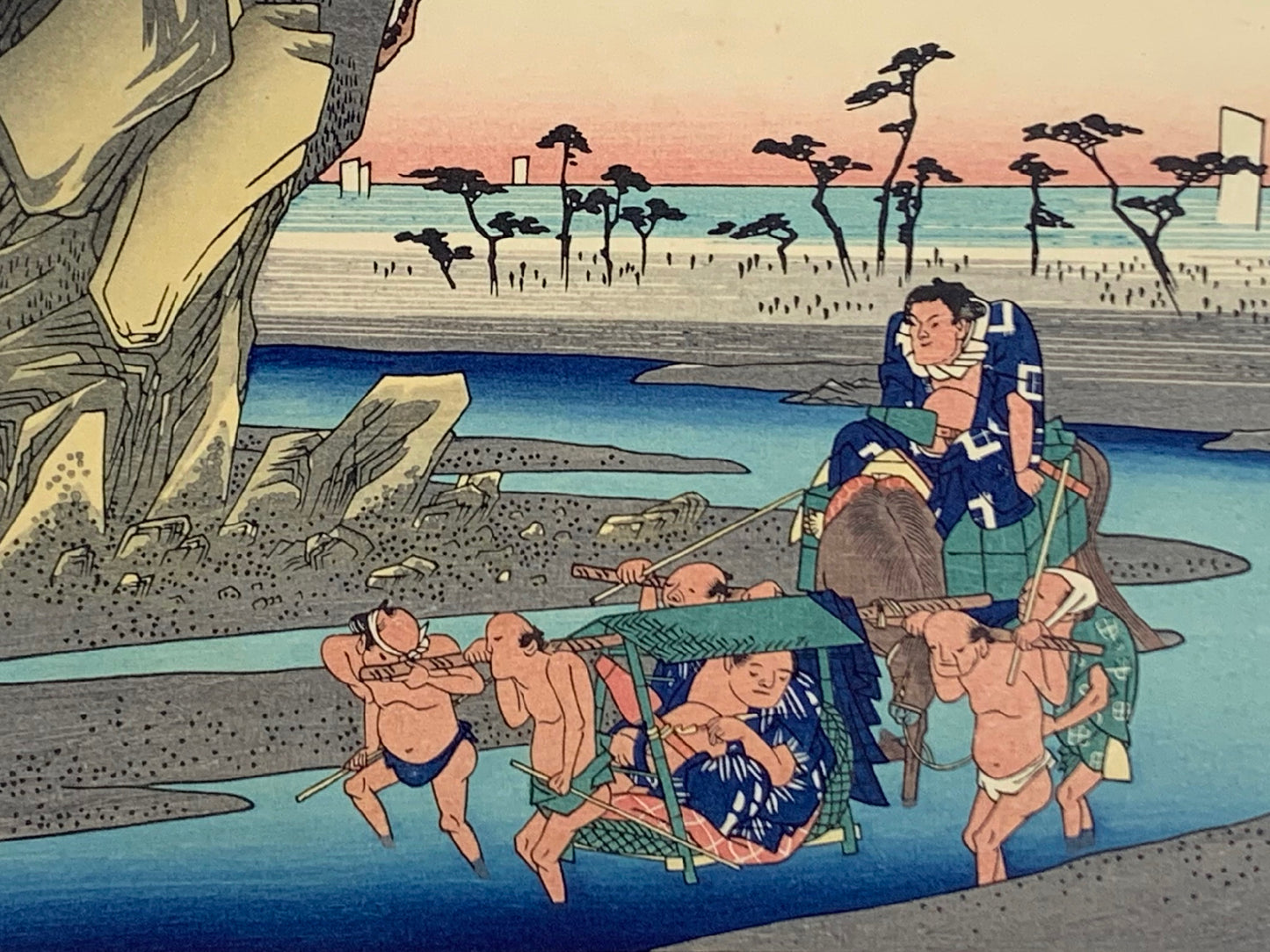 estampe japonaise de paysage de Hiroshige, deux sumos sont portés par quatres hommes sur le chemin inondé du Tokaido, détails des sumos portés par des hommes qui ont les les pieds dans l'eau