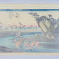 estampe japonaise de paysage de Hiroshige, deux sumos sont portés par quatres hommes sur le chemin inondé du Tokaido, dos de l'estampe