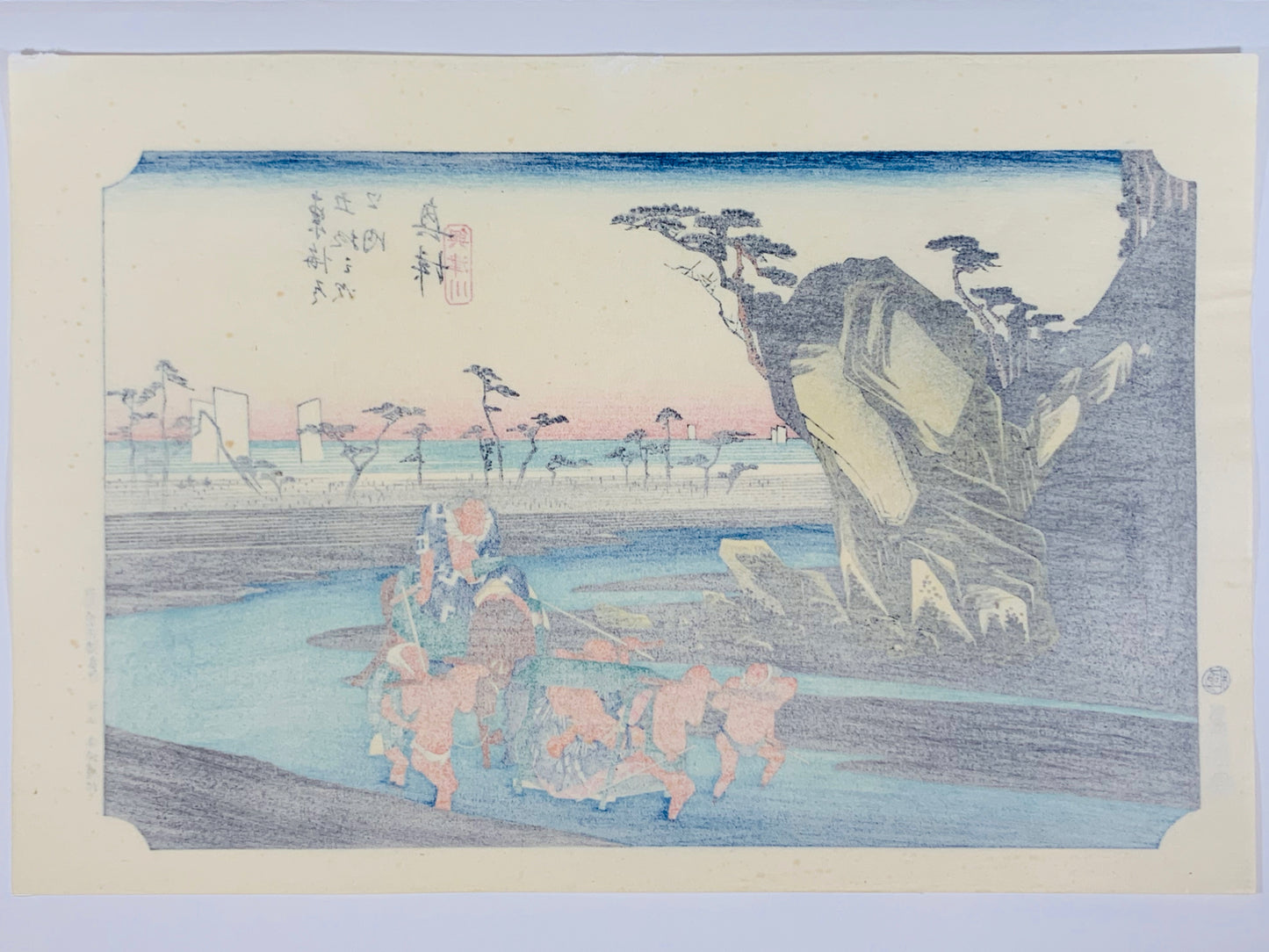estampe japonaise de paysage de Hiroshige, deux sumos sont portés par quatres hommes sur le chemin inondé du Tokaido, dos de l'estampe